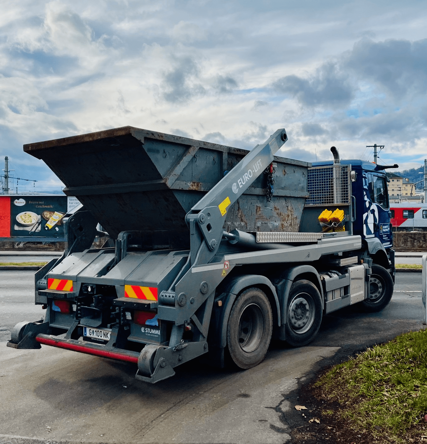 Schrott Waltner investiert in die Zukunft: Neuer LKW mit digitalem Spiegelsystem im Einsatz  